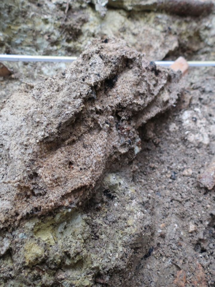 Zsákvászonszerű textilmaradvány állatcsontokkal