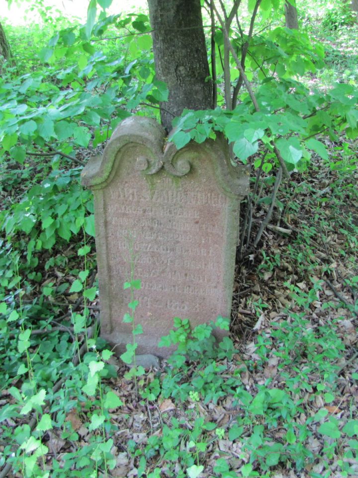 …ahol még jópár szépen faragott 19. századi sírkővel találkozhatunk. 