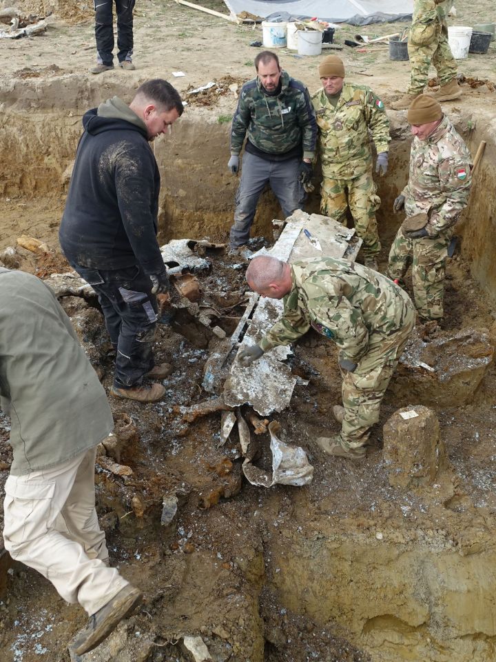 Magó Károly zászlós középen hátul mint a feltárás vezetője 2023. március
