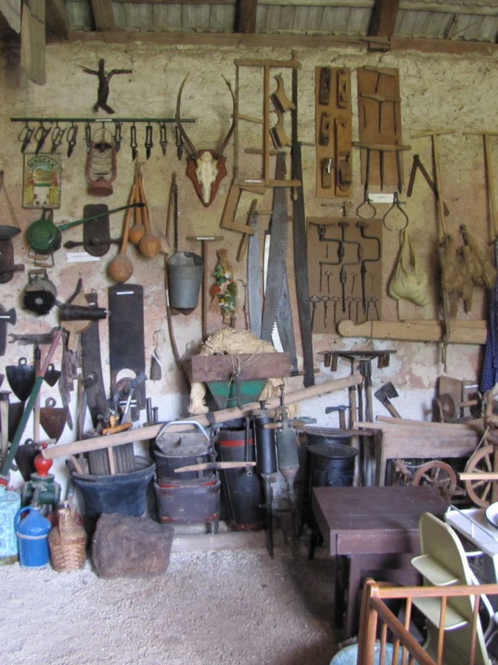 Pajtamúzeum a Borbély-ház pajtájában, ahol a népi kultúra széles spektrumának tárgyi kultúrája került bemutatásra.