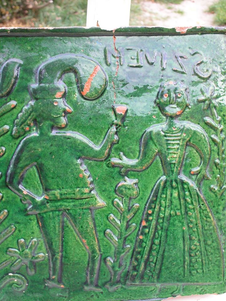 Egészen ritka, Vászolyon gyűjtött kályhacsempe Józsa Tivadar pécselyi gyűjteményéből.