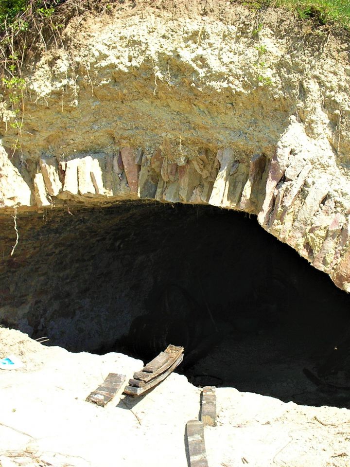 Vörös homokkőből épített párja Révfülöpön.