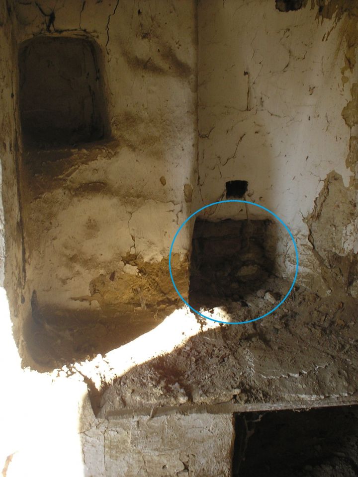 A cserépkályhák használata, hiszen lehetővé tették, hogy a lakószoba füstmentes legyenE képen kék körrel a jelenleg befalazott tüzelőlyukat jelöltük. A fénykép egy – akkoriban „lakatlan” – káptalantóti konyhában készült 2018-ban.