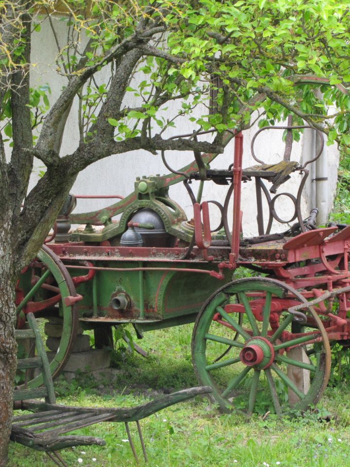 A település helytörténeti gyűjteménnyel is rendelkezik, melyet a település közösségi összefogással hozott létre. Ez a tűzoltókocsi az udvarát díszíti.