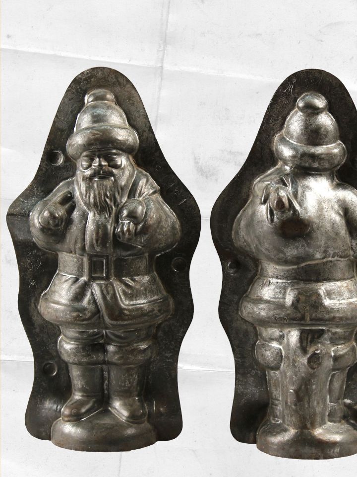 A két részből álló, 20 cm magas, 11 cm széles öntőforma Anton Reiche drezdai gyárában készült, sorozatszáma alapján 1900–1920 között. A formát V. Fodor Zsuzsa vásárolta a múzeum történeti gyűjteménye számára.