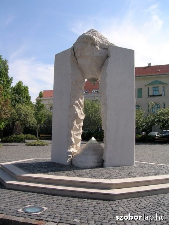 Milleniumi emlékmű Lugossy Mária