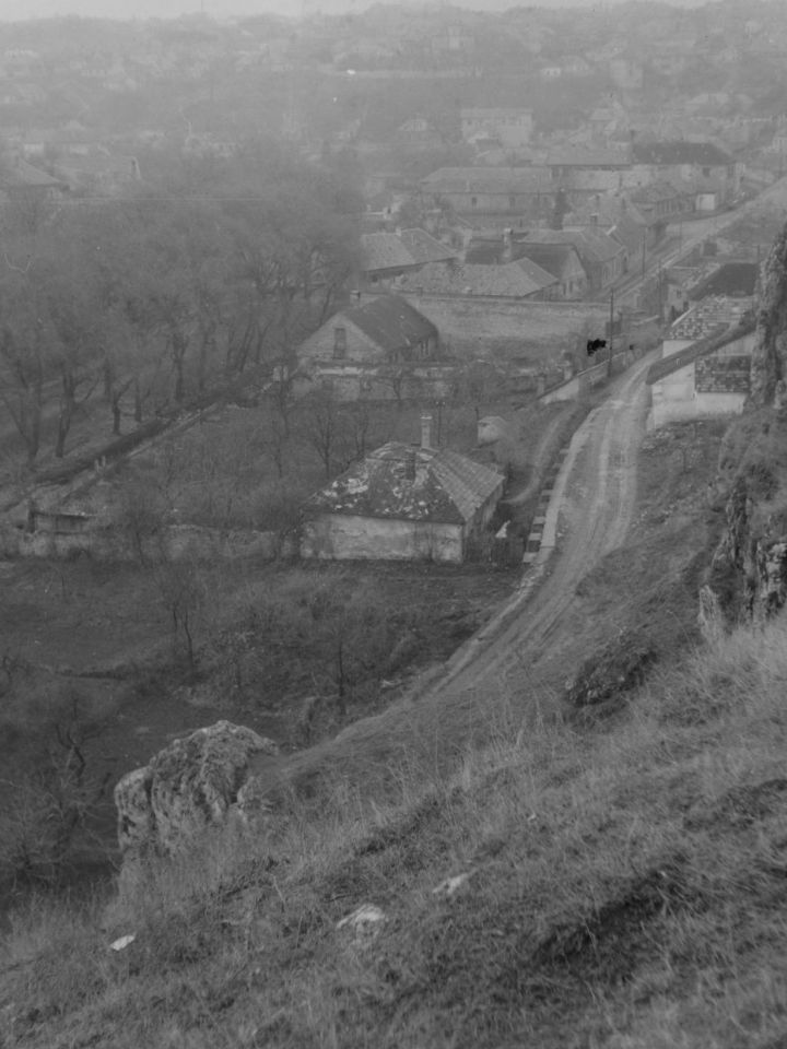 Az tobakosok utcája a Benedek-hegy oldalában ment. A fénykép déli irányba készült 1954-ben, készítője: Vajkai Aurél. LDM Fotótár 7866.