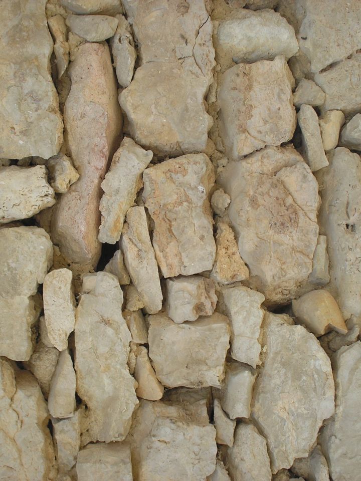 Füredi mészkő felfalazása. Értő szem kellett hozzá, hogy a nagyjából szögletesre fejtett köveket megfelelő, kisebb-nagyobb pótlásokkal egészítsék ki. 