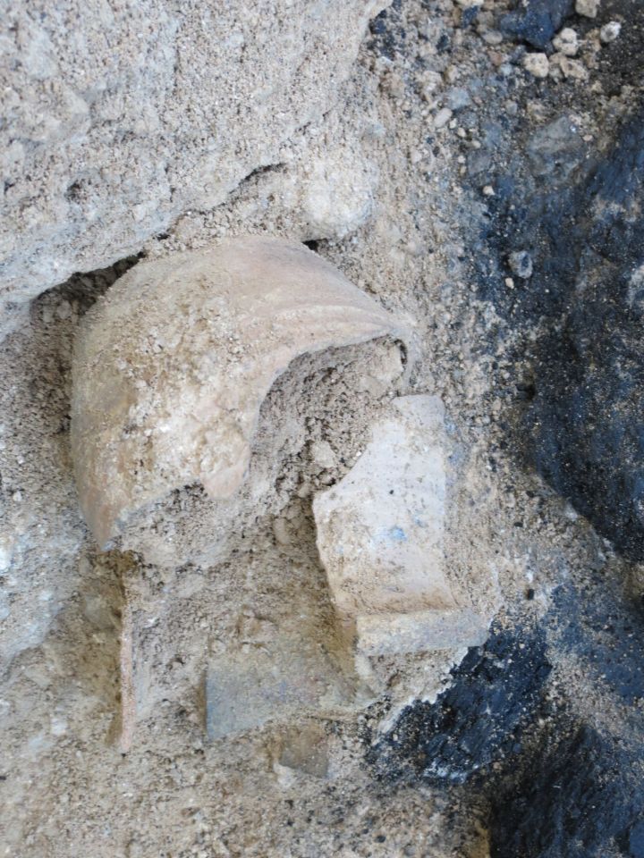 A torony összedőlésekor eltört kerámia edény