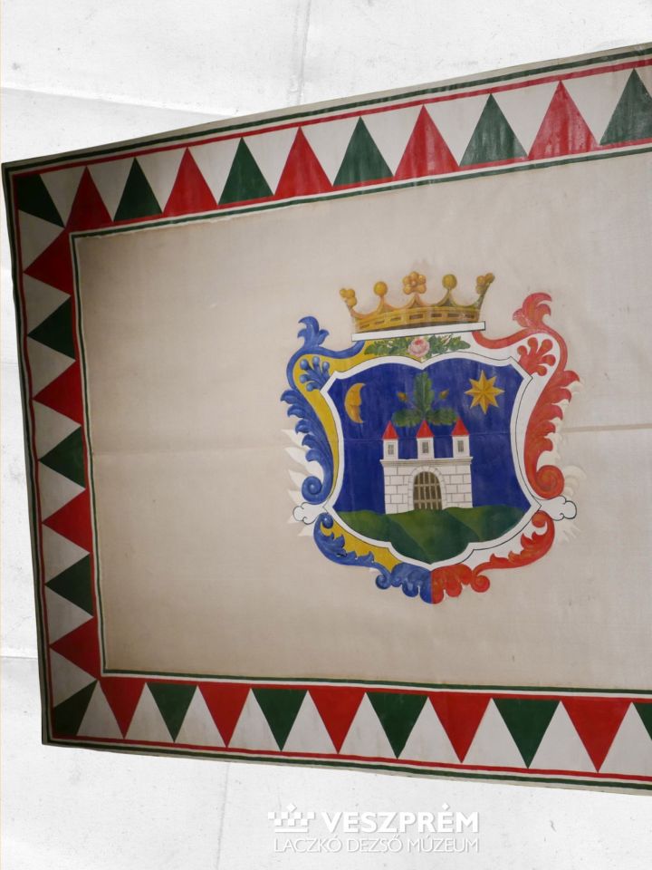 A zászlólap megyecímeres oldala