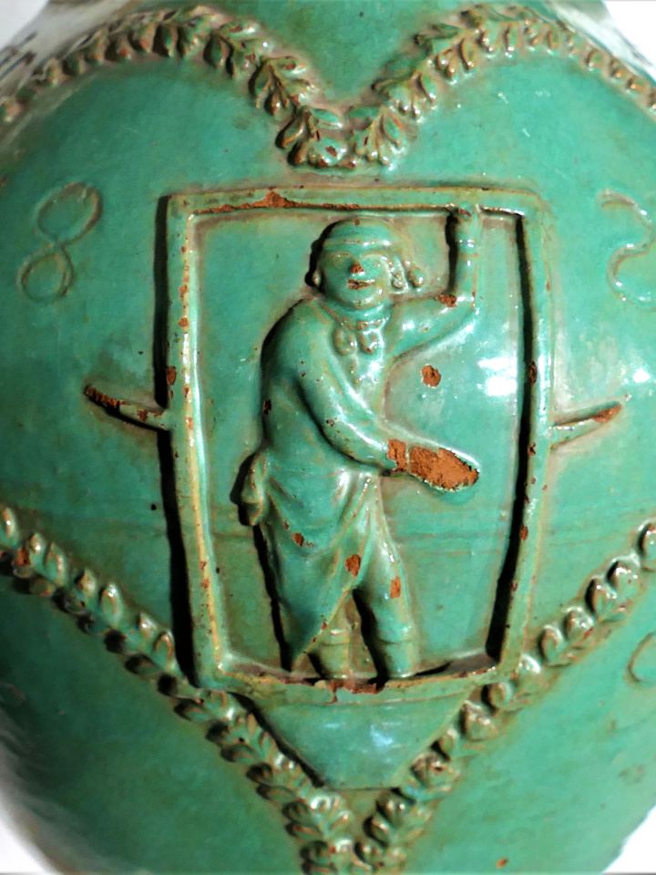 A tobakosok céhkorsója 1824-ből, rajta a bőrökön „táncoló” tobakkal. LDM Néprajzi gyűjtemény C.22.