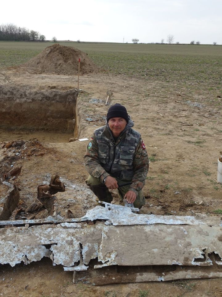 Pálffy Sándor, az MRE alelnöke az egyik kiemelt szárny maradványaival. 2023.  március