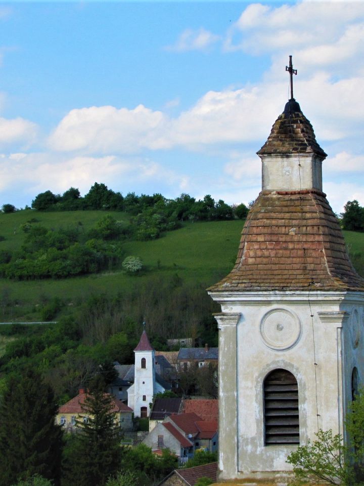 Előttünk az evangélikus templomtorony, a háttérben a református Istenháza (még „hátrébb” a Temető-domb látható).