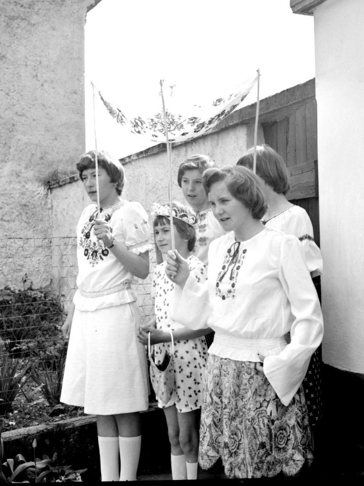 Pünkösdi királyné járás Fotó: Z. Szabó Ágnes – Kemenesszentpéter, 1979. lsz.: N.4456