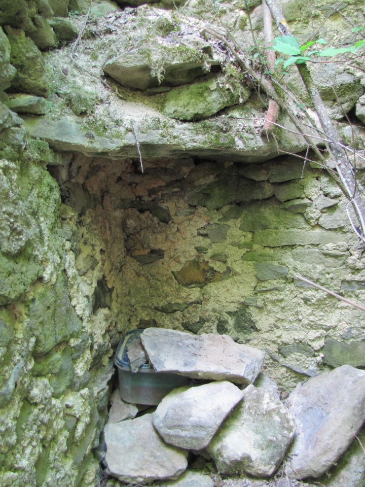 Egy plusz „motivációt” is elrejtettek a hegyen, hiszen az egyik romban „geoláda” található (www.geocaching.hu), méghozzá egy saroktűzhely füstfogójának rejtekében…