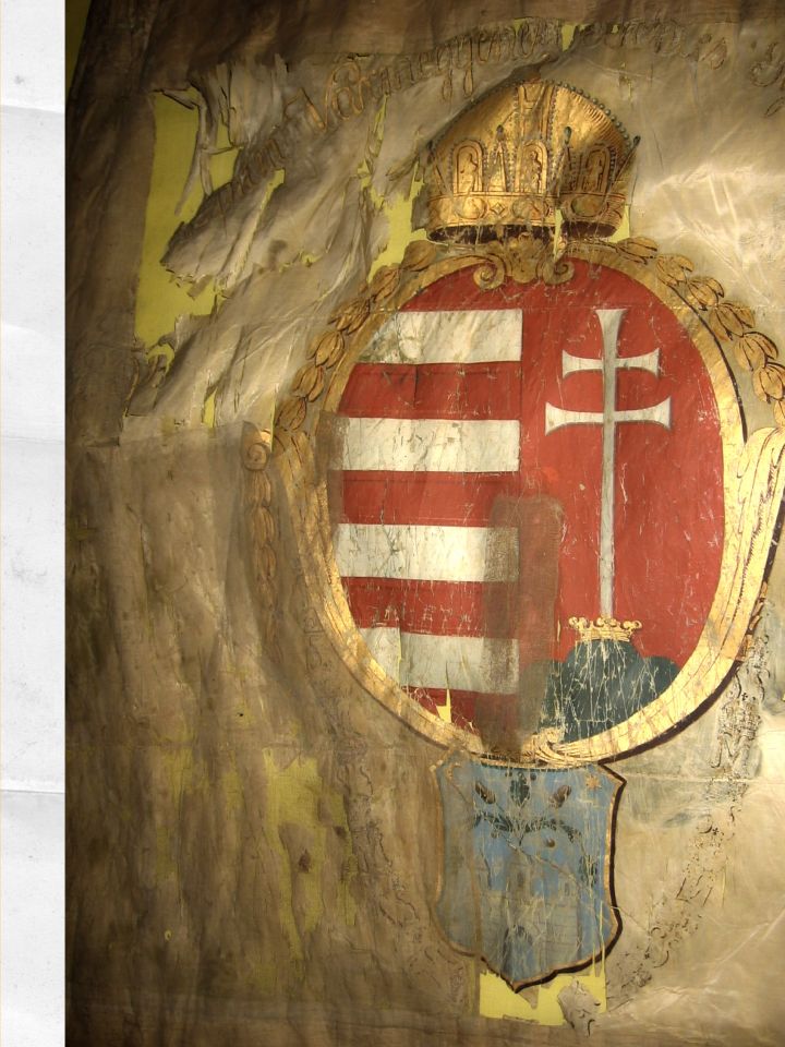 Veszprém vármegye nemesi gyalog zászlóaljának zászlaja Magyarország és Veszprém vármegye címerével (Laczkó Dezső Múzeum – Iparművészeti Gyűjtemény ltsz. 56.14.1.)