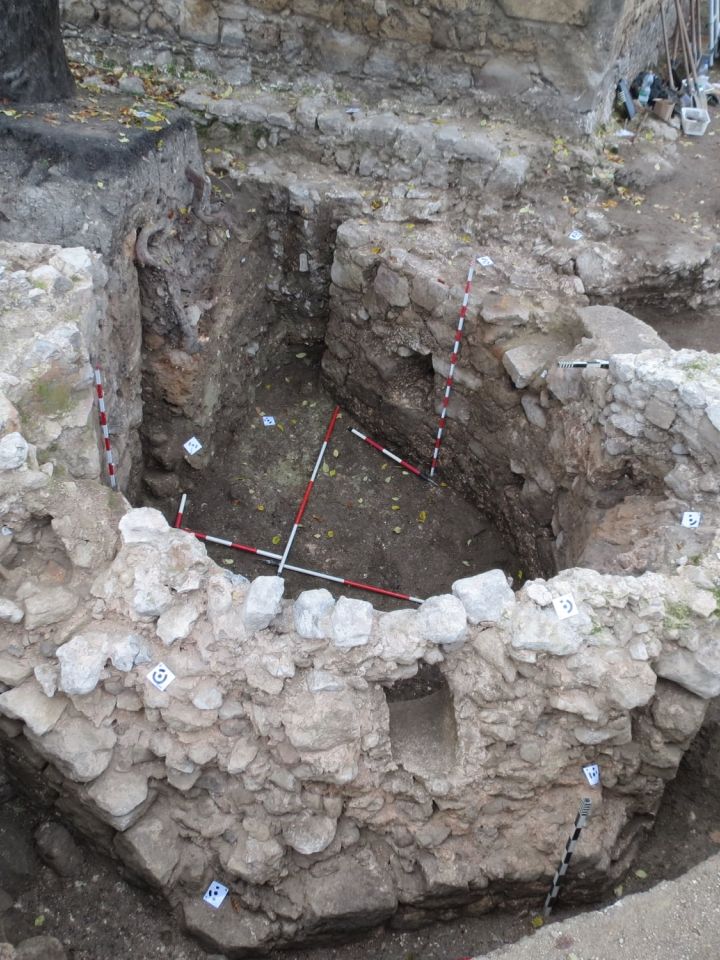 A kívül sokszögletű, belül íves falú torony feltárása