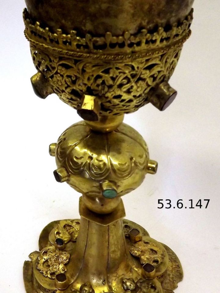 A kelyhet Stephan Krautner ötvösmester készítette 1695-ben. A zirci ciszterci rend tulajdonában volt, 1952-ig. Szent János attribútuma a kehely.