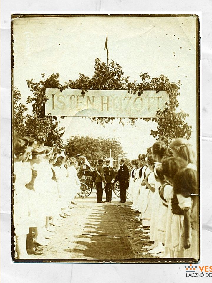 A kormányzó fogadása a jutasi altisztképző intézet bejáratánál (Laczkó Dezső Múzeum–Történeti Fényképgyűjtemény ltsz. 87.22.1.)