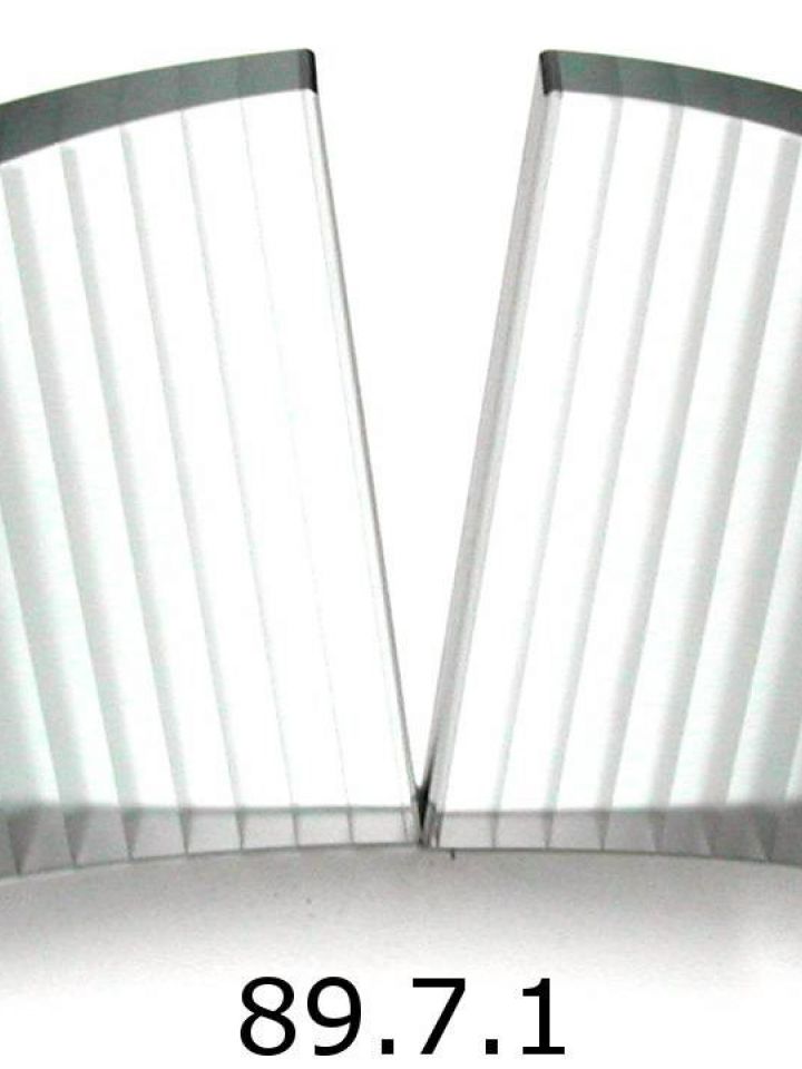 Ü.89.7.1. Feszültség, 1987, ragasztott, csiszolt, savazott üveg, M : 14cm, SZ : 34cm, H : 14cm