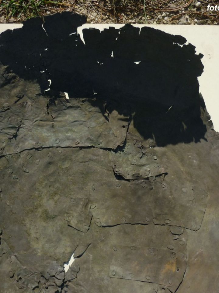 Az üst töredék belső oldala javításokkal foltozásokkal