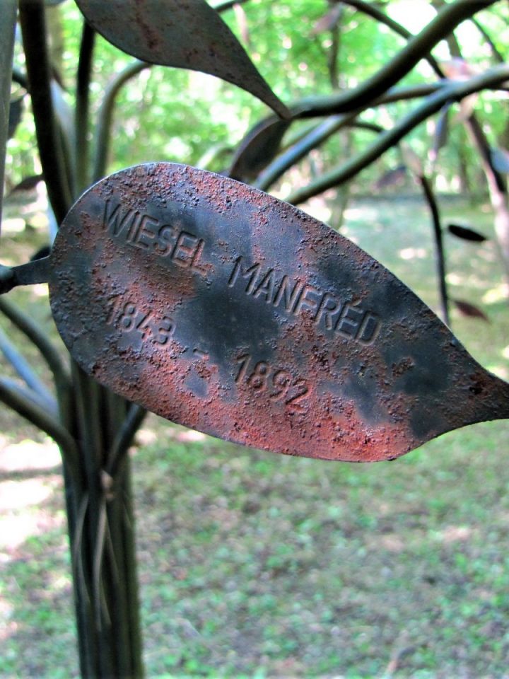 A szomorúfűz-emlékmű levelein a temetőben nyugvók egy részének nevei olvashatók. 