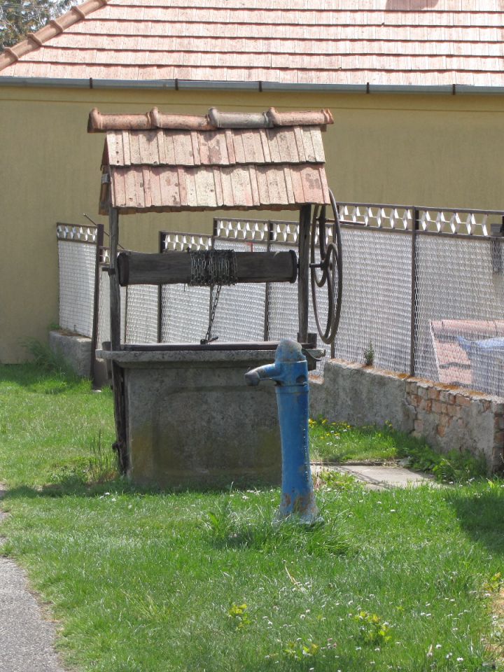 Számos hangulatos közkút… (a településen még egy gémeskút is található).