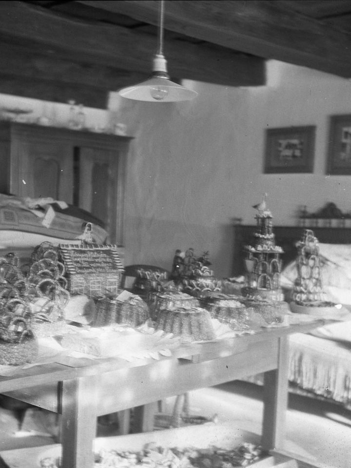 Pörkölttorták Gombás Irma, Kelemen Géza lakodalmán. Szentgál, Vajkai Aurél fotója, 1943. FNGY. Ltsz:5833.