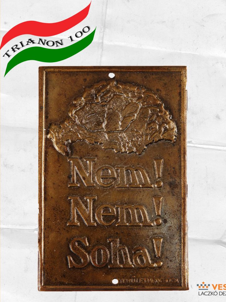 Plakett.  Nagy- és csonka Magyarország térképével. Nem! Nem! Soha! felirattal. Rézlemez, 4.2x6.4 cm, álló Numizmatikai gyűjtemény 67.3.2816.