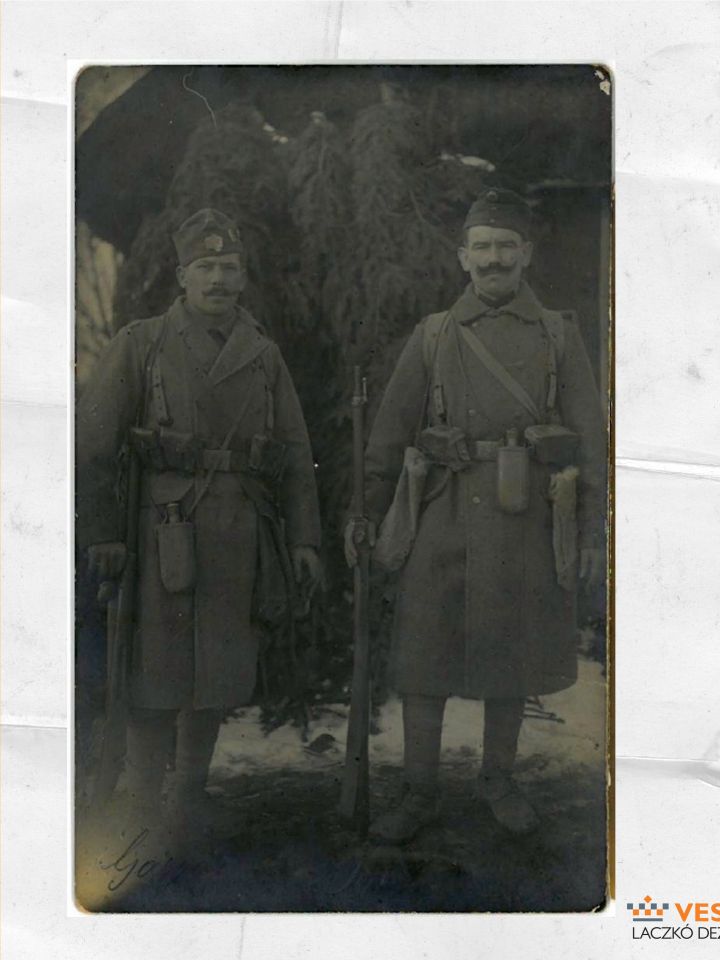 Két osztrák–magyar gyalogos közlegény (Sipos és Gáspár) menetöltözetben az 1. világháborúban. Mindkettőnél zománcozott 1888 M tábori kulacs (Szerző gyűjteménye)