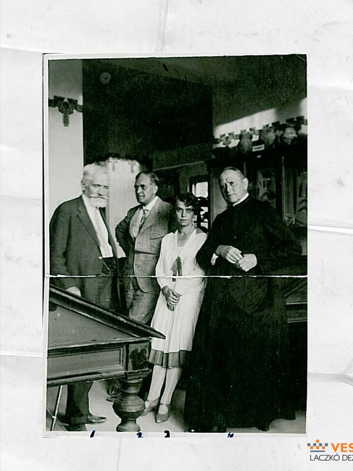 3.	Cholnoky Jenő 2. feleségével: Fink Idával, Laczkó Dezsővel és Pál Elemérrel a veszprémi múzeumban. Pál Elemérné fotója, 1928. szeptember (Laczkó Dezső Múzeum–Múzeumtörténeti Adattár ltsz. 48 788/1977.)
