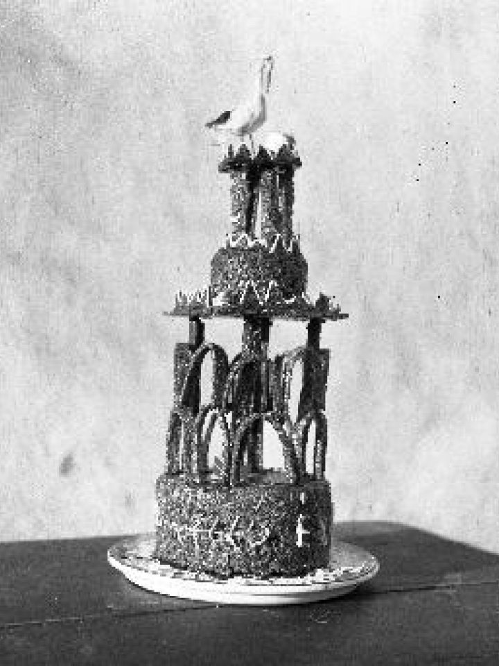 Pörkölttorta Gombás Irma, Kelemen Géza lakodalmán. Szentgál, Vajkai Aurél fotója, 1943. FNGY. Ltsz: 5848.