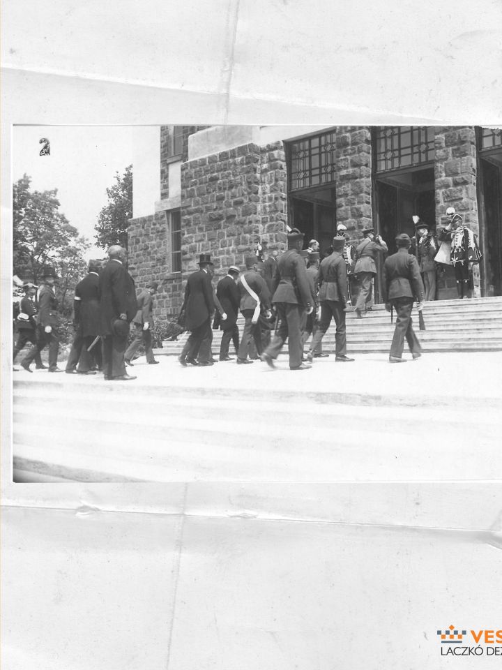 A kormányzó és kísérete megérkezik a múzeumhoz (Laczkó Dezső Múzeum–Történeti Fényképgyűjtemény ltsz. 69.3634.)