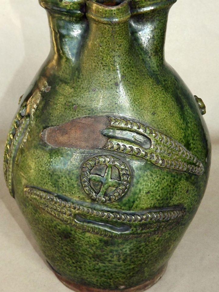 Végezetül két, a néprajzi gyűjteményünkben őrzött öcsi tárggyal zárjuk összeállításunkat: a képen az egykori helyi takácscéh korsója látható, rajta a mesterségre utaló szimbólumokkal: két vetélő között küllős kerék díszlik. 