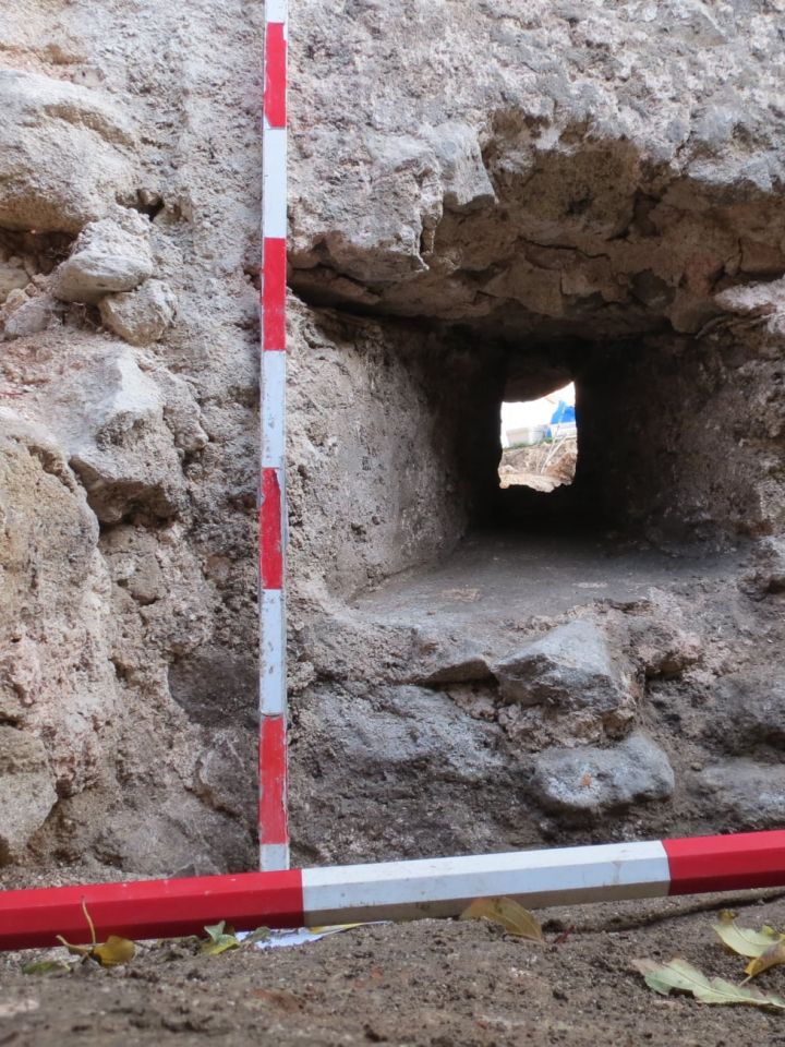 A torony nyugati lőrése kívülről