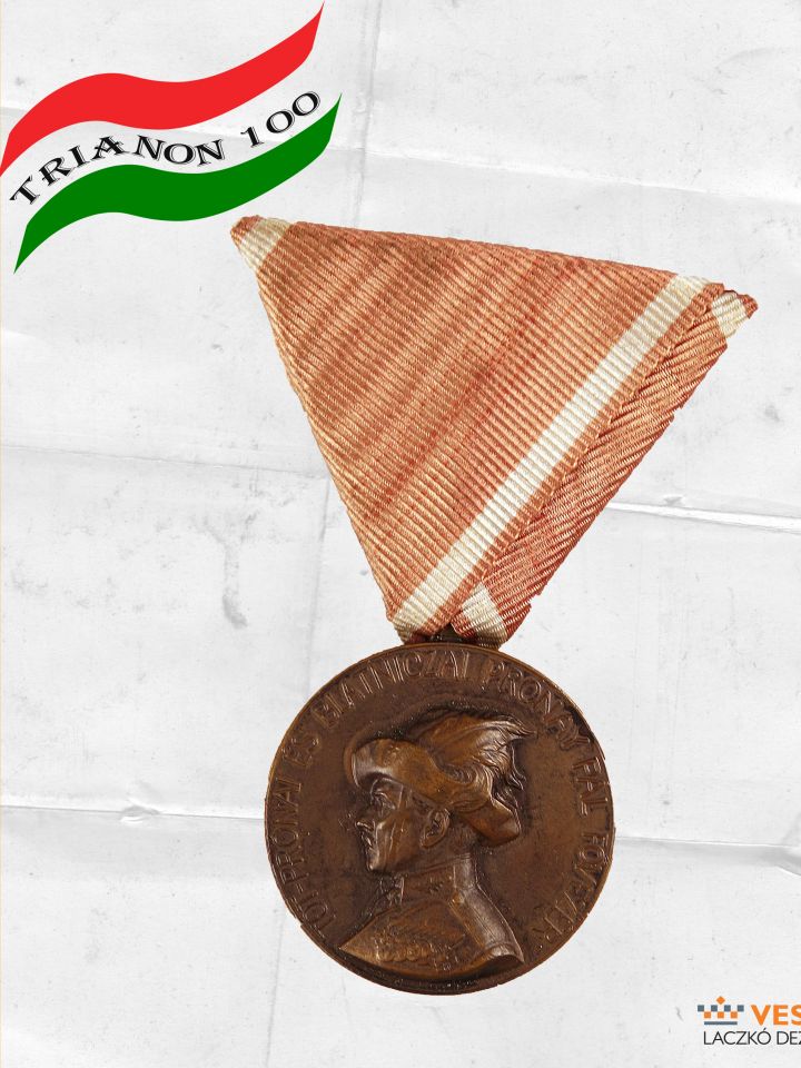 Lajtabánsági Emlékérem (bronz), szalaggal. Parragh Endréné szül Kilényi Erzsébet Sarolta részére adományozott példány. Bronz, selyem, átmérő 3.5 cm, magasság (szalaggal együtt) 7.5 cm. Numizmatikai gyűjtemény 68.5.61.