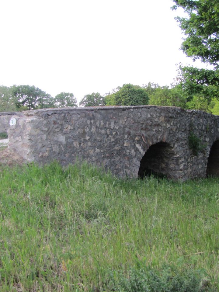 Barangolásaink során számos épen fennmaradt kőhíddal találkozhatunk, ilyenek a teljesség igénye nélkül Hajmáskéren, Kapolcson, Hegyesden, Nagyvázsonyban, Dörgicsén, Balatonudvariban találhatók. 