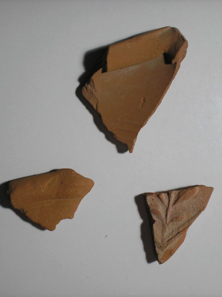 Különféle földmunkák során, szórványból előkerült mázatlan kályhatöredékek.