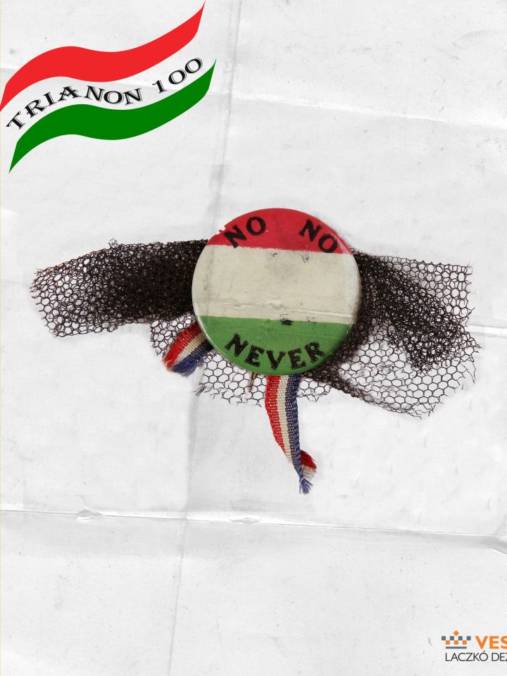 Jelvény. Nemzeti színű gomb, NO NO NEVER felirattal, gyászfátyollal, francia nemzeti színű szalaggal. Fém, textil, átmérő 3.6 cm, szélesség 6.8 cm Numizmatikai gyűjtemény 68.5.59.