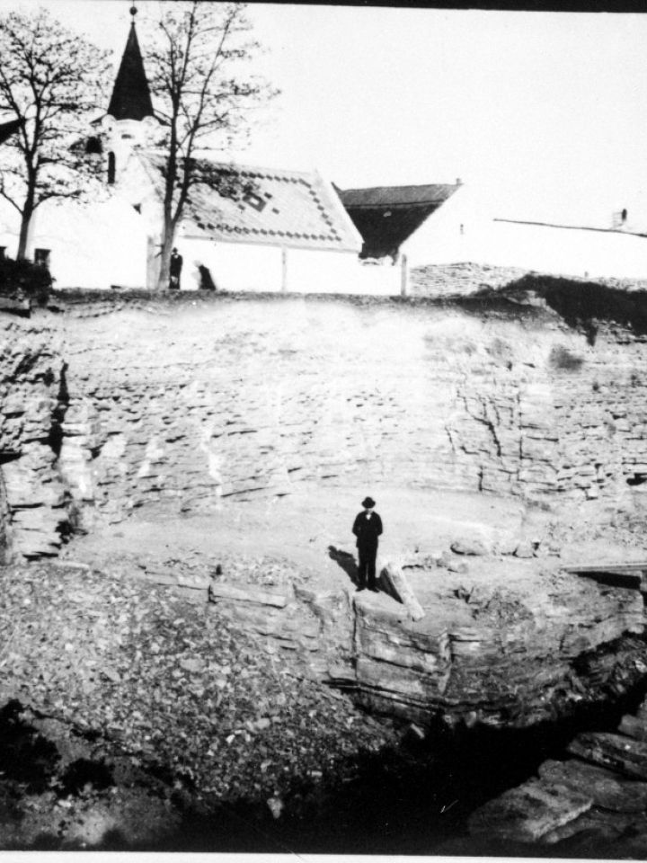 A veszprém-jeruzsálemhegyi kőbánya 1903-ban, ahol a helyi márgát bányászták. A háttérben a református templom látszódik. Laczkó Dezső itt talált rá a kavicsfogú álteknős maradványaira, mely Múzeumunk kabalafigurája. 