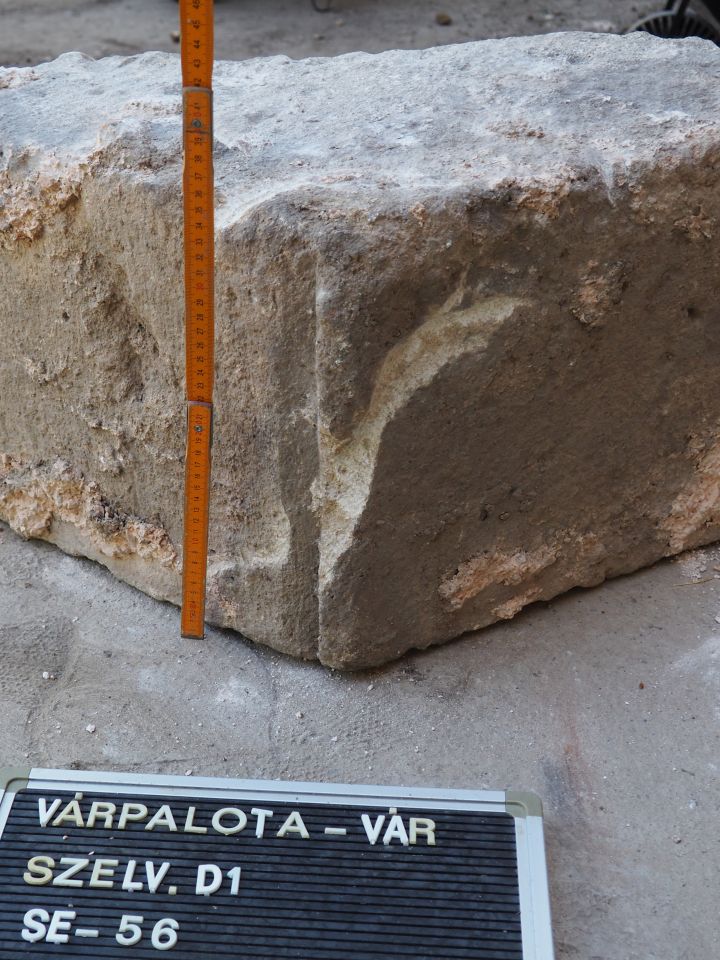 Középkori kőfaragványok a csatorna építményéből