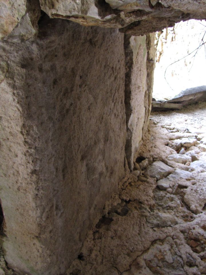 A különféle kőfaragványok másodlagos felhasználása elterjedt gyakorlata volt a környéken, és tulajdonképpen napjainkban is annak számít. A képen egy présházból az alatta lévő pincébe vezető lépcső „áthidalója” látható, ami vélhetően egy római sírkő