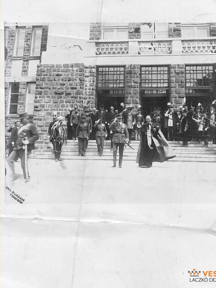 Horthy Miklós kormányzó és Rott Nándor püspök távozik a múzeumból. Jobbra a lépcsőn elől valószínűleg Werner Adolf zirci apát (ciszterci habitusban, felöltővel). Jobb szélen Komjáthy László polgármester (sötét ruhában). Vitéz Mészáros István felvétele. (L