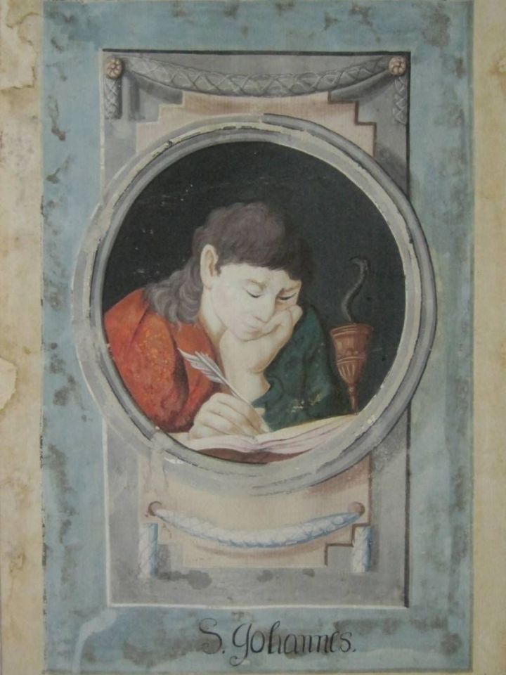 Ezen a freskórészleten Szent János apostol alakja látható, jelképével, egy kehellyel, amelyből egy kígyó bukkan elő. A kehely, kígyóval való ábrázolása a szent életéből vett mérgezésről szóló legendákra utalhat. 