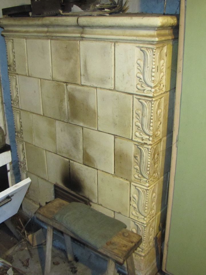 Kapolcson készült csempekályha Monoszlóról.