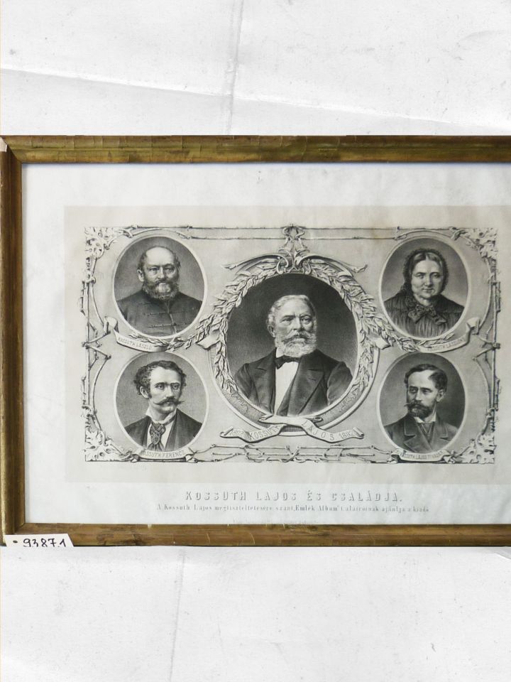 Aranyozott gipszkeretben, fekete-fehér metszeten, Kossuth Lajos és családja látható. Kossuth László (édesapja), Wéber Karolina (édesanyja), Ferenc és Lajos Tivadar (fiai)  (ltsz.: 93.87.1.; Néprajzi Gyűjtemény)