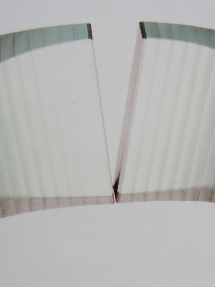 Ü.89.7.1. Feszültség, 1987, ragasztott, csiszolt, savazott üveg, M : 14cm, SZ : 34cm, H : 14cm