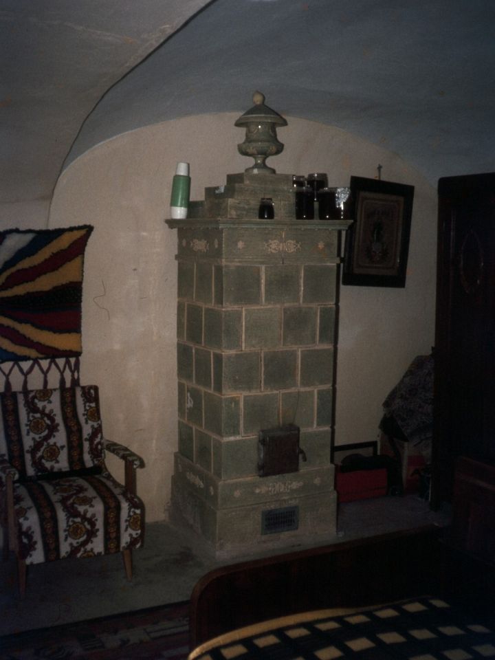 Polgári ízlésről tanúskodó csempekályha, tetején nagyméretű kályhagombbal a kővágóörsi Bárány család portáján. D.2011.1.6. Lukács László felvétele 1984-ből.