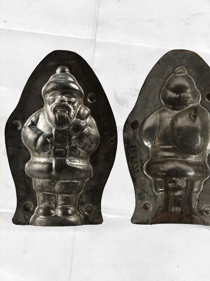 Két részből álló, „Obermann” márkajegyű, kis méretű Mikulás öntőforma. 13 cm magas, 8 cm széles.