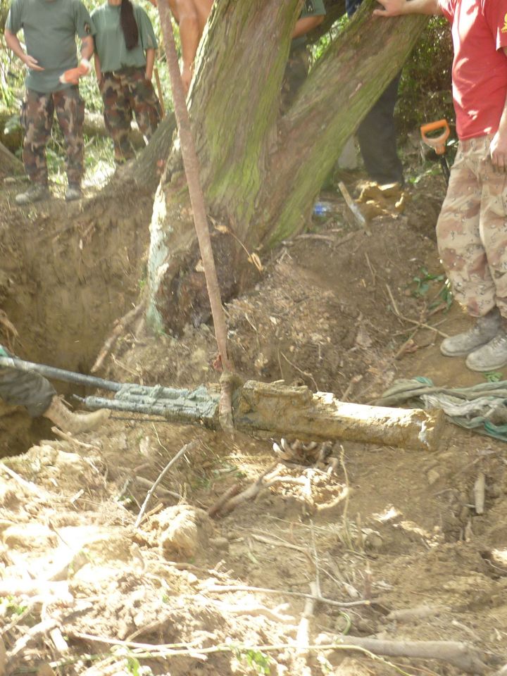 Dudar szovjet IL 2 csatarepülőgép gépágyujának kiemelése